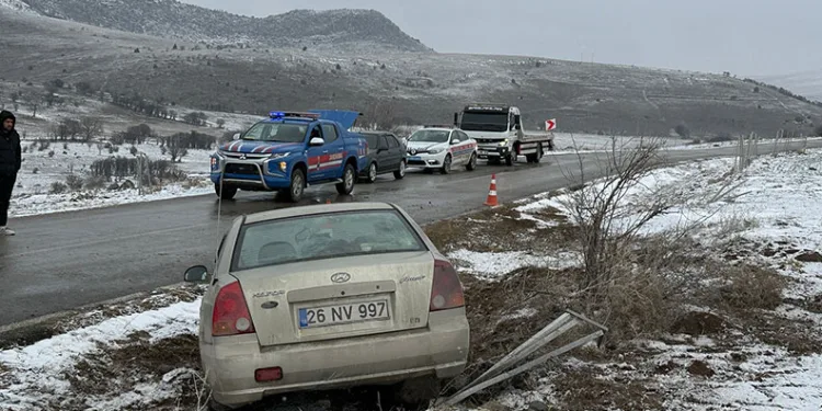 Şarampole giren otomobilde 4 kişi yaralandı