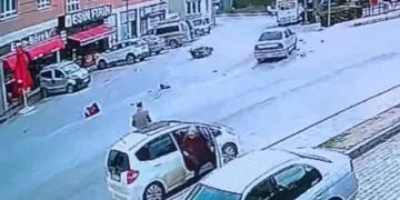 Motosiklete çarpan ehliyetsiz sürücü kaçtı