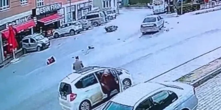 Motosiklete çarpan ehliyetsiz sürücü kaçtı