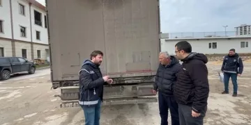 Amasya’da içinden 24 kaçak göçmen çıkan tırın sürücüsü tutuklandı