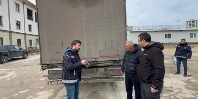 Amasya’da içinden 24 kaçak göçmen çıkan tırın sürücüsü tutuklandı