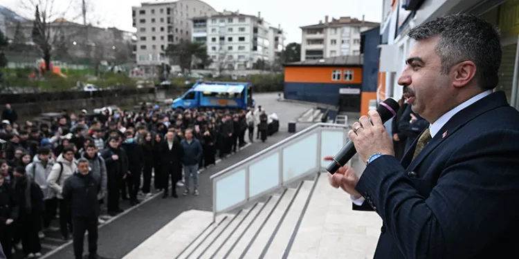 Oktay Yılmaz mesaisine öğrenciler ile başladı