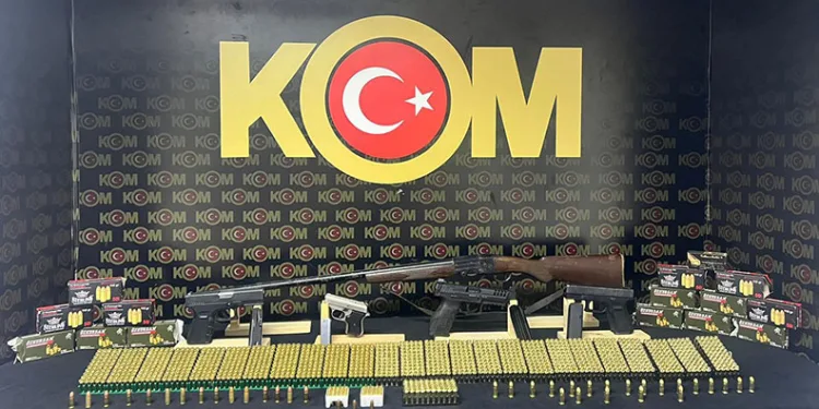 İzmir’de ruhsatsız silah operasyonu: 3 gözaltı