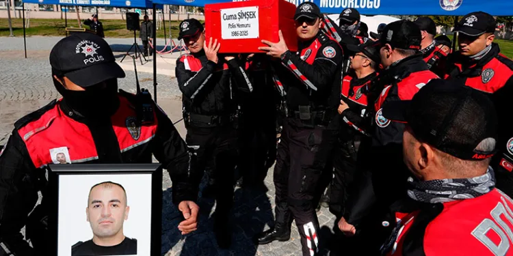 Kazada hayatını kaybeden polis gözyaşlarıyla uğurlandı
