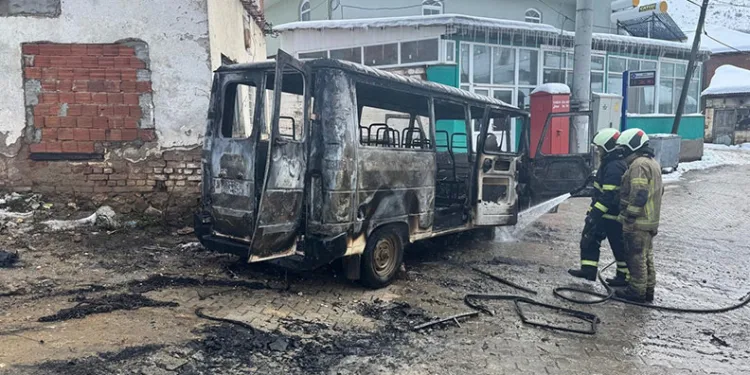 İznik’te park halindeki minibüs alev alev yandı