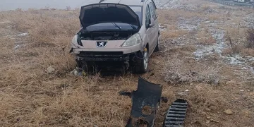 Buzlu yolda kayan araç şarampole devrildi: 2 yaralı