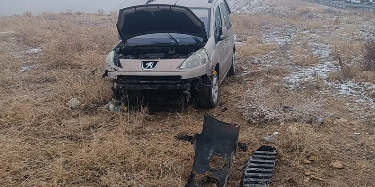 Buzlu yolda kayan araç şarampole devrildi: 2 yaralı