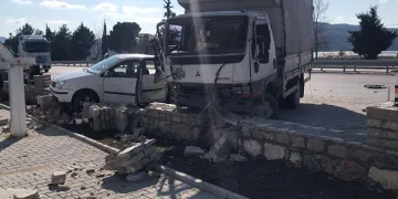 Burdur’da kamyonet ile otomobil çarpıştı: 4 yaralı