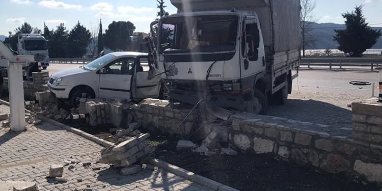 Burdur’da kamyonet ile otomobil çarpıştı: 4 yaralı