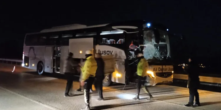 Yolcu otobüsü tıra arkadan çarptı, 6 kişi yaralandı