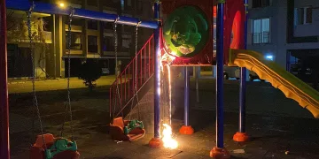 Çocuk oyun parkını ateşe verip kaçtılar