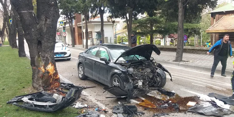 Bursa’da direksiyon hakimiyetini kaybeden sürücü ağaca çarptı