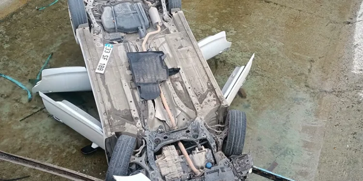 Tarsus’ta otomobil sulama kanalına düştü