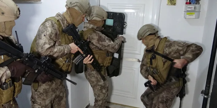 Uyuşturucu tacirlerine şafak operasyonu