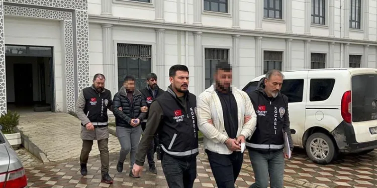 Hafif ticari araç otobüse çarptı: 1 yaralı