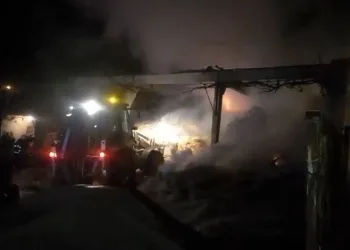 Bursa’da depoda çıkan yangın köylülerin yardımıyla söndürüldü
