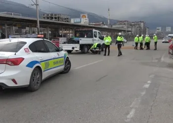 Bursa’da kontrolden çıkan araç duvara çarptı: 1 ölü