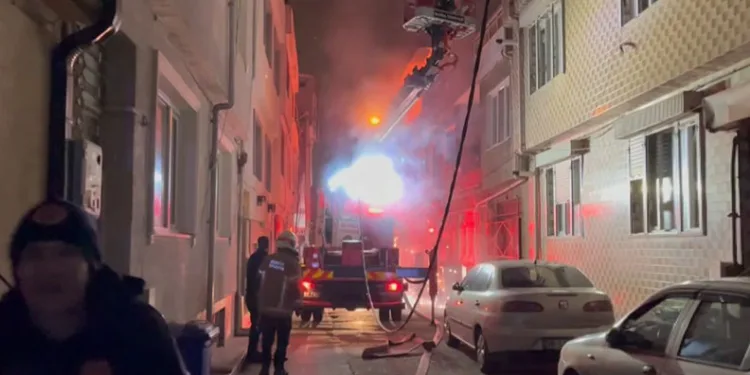 Bursa’da korkutan yangın! Ekiplerin üzerine elektrik teli düştü