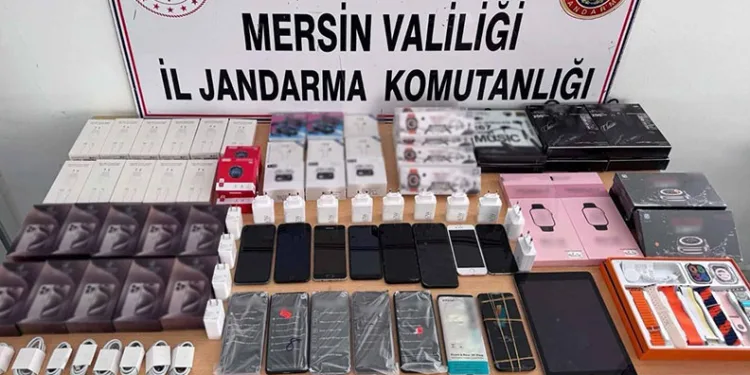 Mersin’de 15 gümrük kaçağı cep telefonu ele geçirildi