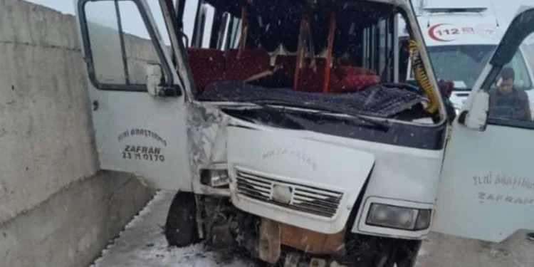 Elazığ’da minibüs istinat duvarına çarptı: 9 yaralı
