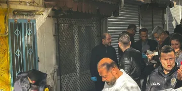 Bıçaklanan şahıs sandalyede oturur halde ölü bulundu