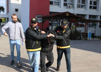 Kendisini borçlandıran patronunu öldürdü