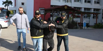 Kendisini borçlandıran patronunu öldürdü