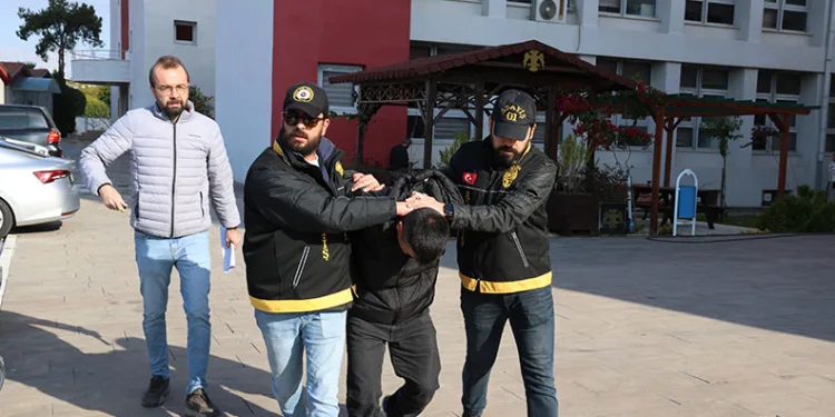 Kendisini borçlandıran patronunu öldürdü