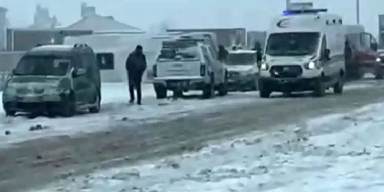 Aksaray’da işçi servisi devrildi: 15 yaralı