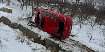 Direksiyon hakimiyeti kaybolan otomobil takla attı