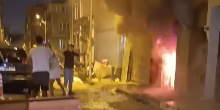 3 katlı binada yangın paniği