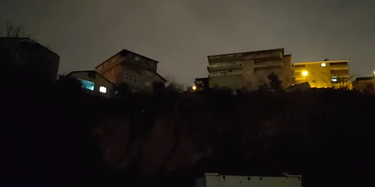 Üsküdar’da heyelan: 2 bina boşaltıldı