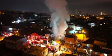 Yangında 3 gecekondu küle döndü