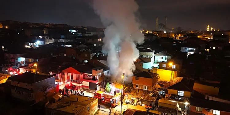 Yangında 3 gecekondu küle döndü