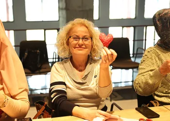 Kadınlardan sevgililer gününe özel kapı süsleri