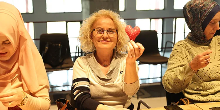 Kadınlardan sevgililer gününe özel kapı süsleri