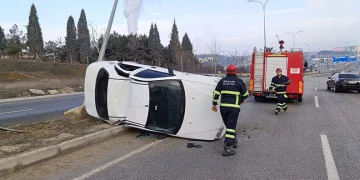 Kontrolden çıkan otomobil devrildi, 2 kişi yaralandı