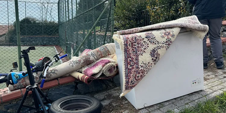 Sarıyer’de 3 katlı müstakil binanın deposunda yangın