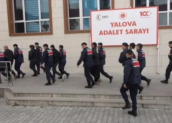Balkondan kıyafet çalan hırsız kamerada