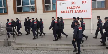 Balkondan kıyafet çalan hırsız kamerada
