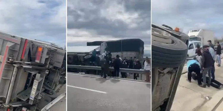 Bursa’da kamyon devrildi, sürücü yaralandı