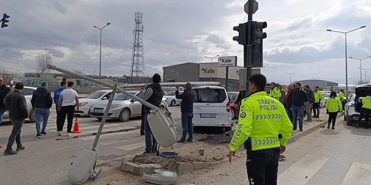 Bursa’da hafif ticari araç kırmızı ışıkta bekleyen otomobile çarptı