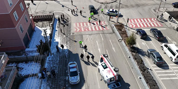 Karaman’da otomobille çarpışan ambulans devrildi: 3’ü sağlık görevlisi 5 kişi yaralandı