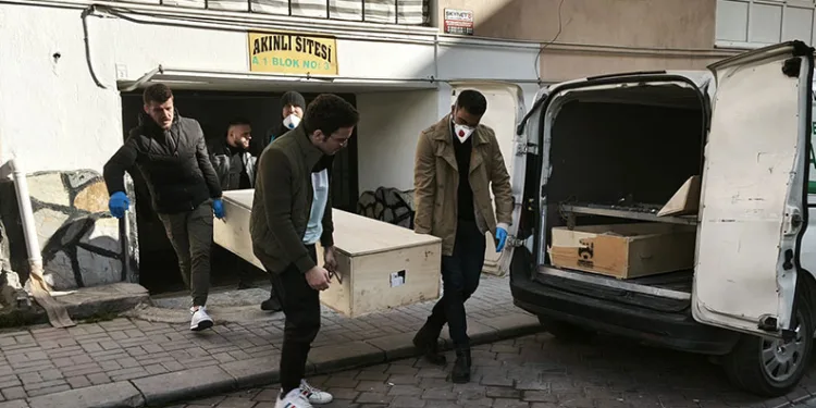 Yalnız yaşadığı evinde arkadaşı tarafından ölü bulundu