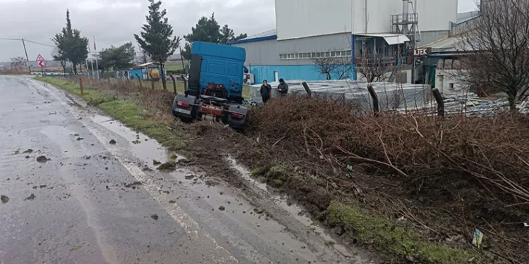Yoldan çıkan TIR kaza yaptı