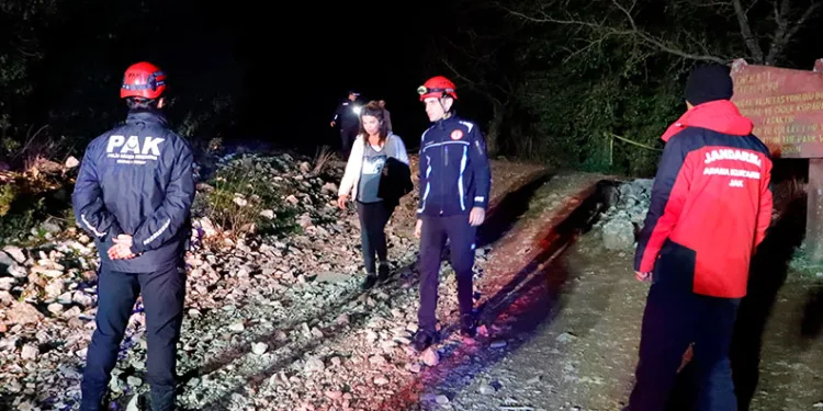 Yolunu kaybeden 29 dağcı için ekipler alarma geçti