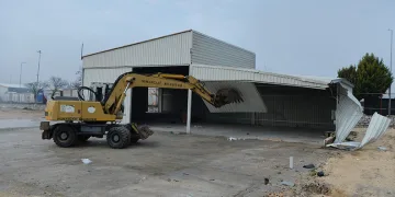 Tarım arazisi üzerindeki kaçak depo yıkıldı