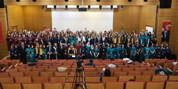 Mudanya Üniversitesi, öğrencilerini sektöre uğurladı
