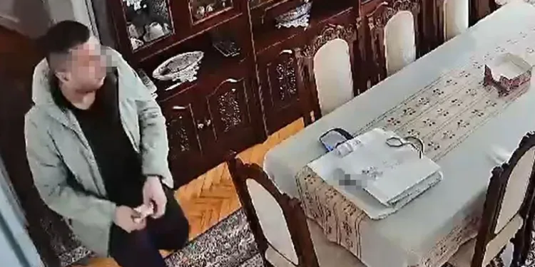 İki evden hırsızlık yapan şahıs kamerada