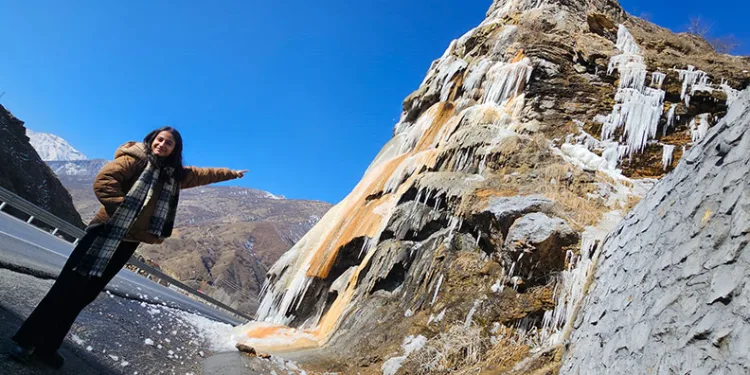 Bitlis’in simgelerinden ‘Deliklitaş’ buzla kaplandı